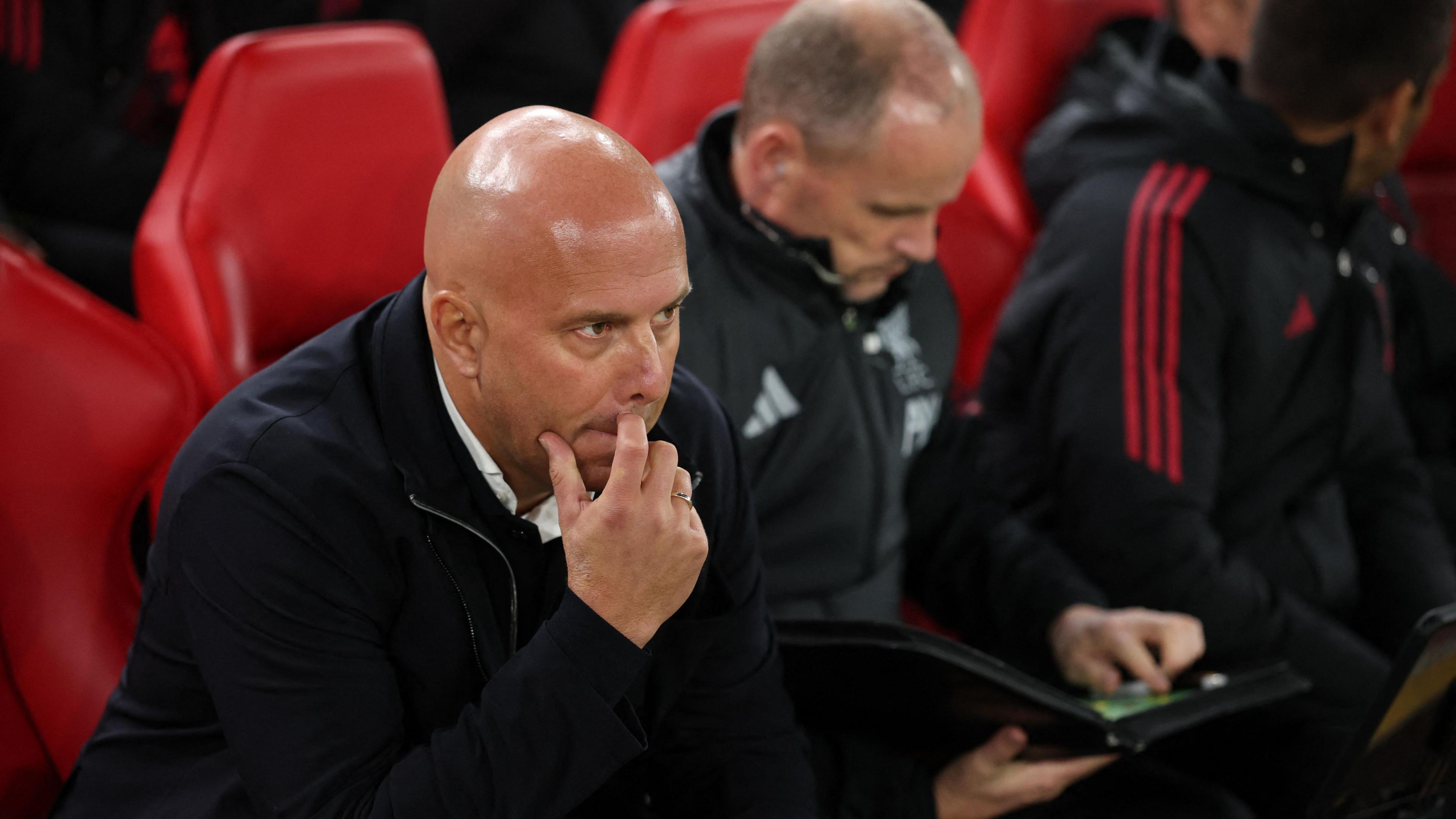 آیا آرنه اسلات باید بازیکنان کلیدی لیورپول را استراحت می‌داد؟ نقدی بر حذف ناباورانه قرمزها از جام ات